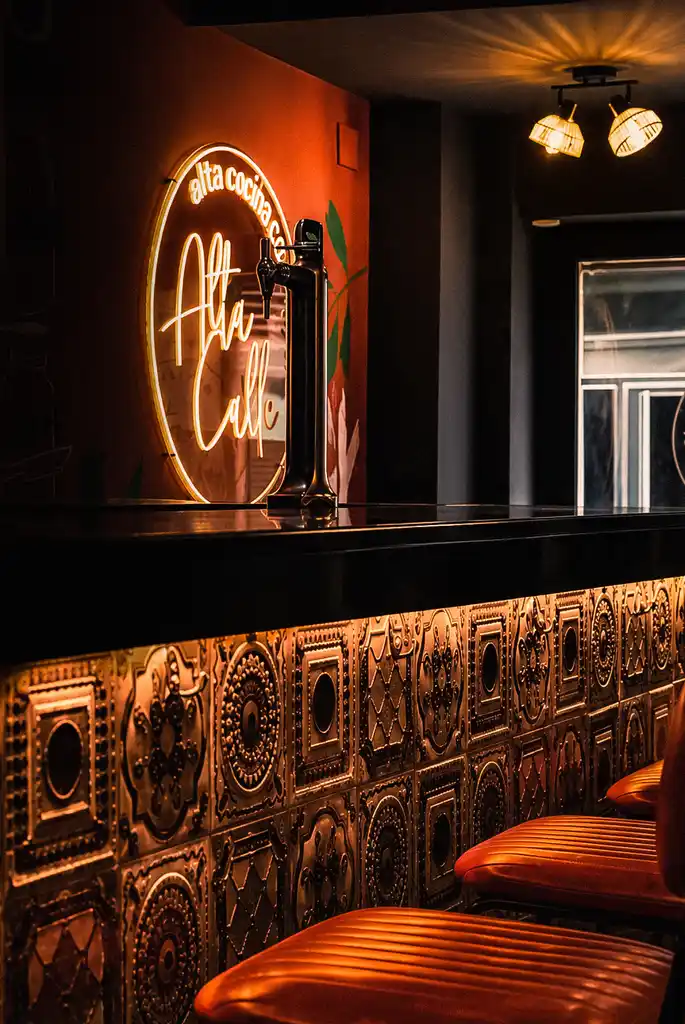 El grifo de cerveza junto al letrero de neón de AltaCalle
