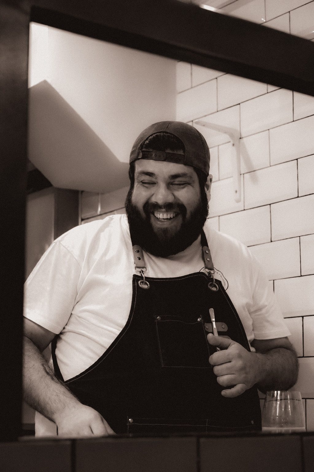 Retrato del chef de AltaCalle riendo en la cocina